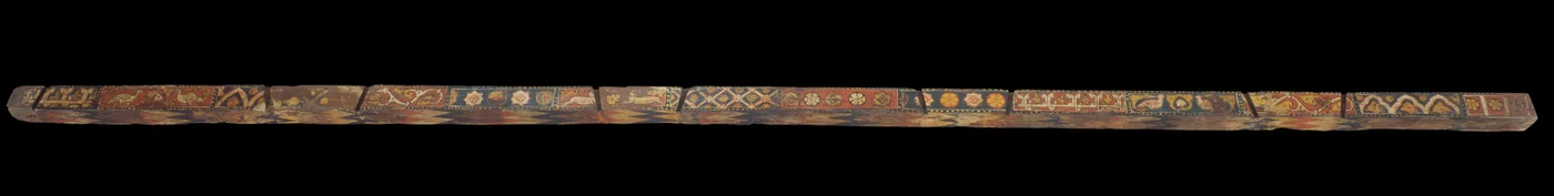 Dachsparren mit geometrischen, pflanzlichen, tierischen und heraldischen Motiven